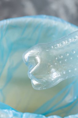 Çevre Bilinci Geri Dönüşüm - Çöp Kutusunda Plastik Şişe