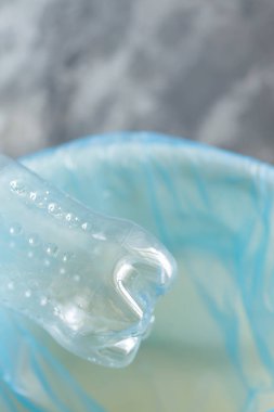 Geri Dönüşüm Çabaları - Çöp Kutusunda Plastik Şişe