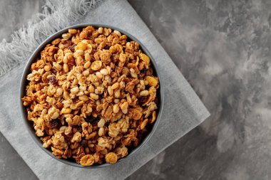 Keten peçetede sağlıklı granola kahvaltısı. Üst Manzara. Boşluğu Kopyala
