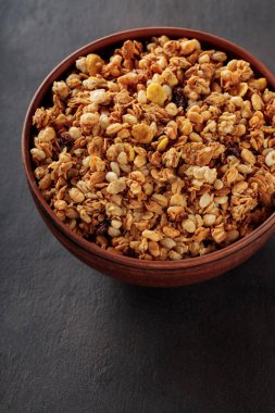 Karanlık Arkaplanda Nutty Granola Bowl. Uzayı kopyala Üst Görünüm