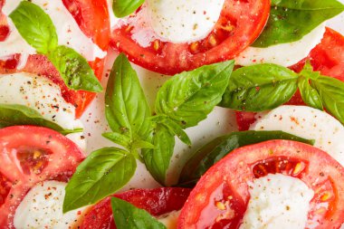 Mozzarella ve Taze Domatesli Erdemli Caprese Salatası. Kapat.