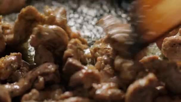 Rör Fried Pork Med Träspatel Stekpannan Närbild Pan — Stockvideo