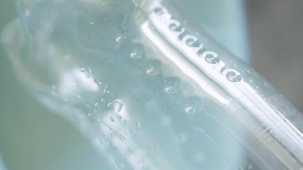 プラスチックボトルがゴミ箱に落ちる 閉じる バーティカルビデオ — ストック動画