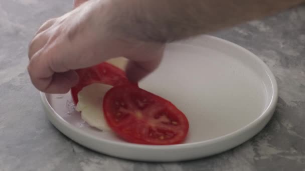 Leggend Bord Ringen Van Tomaten Mozzarella Voorbereiding Van Italiaanse Caprese — Stockvideo