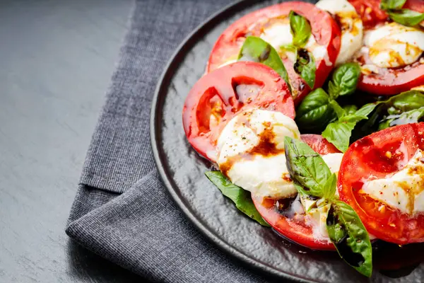 Assiette Salade Caprese Classique Saine Avec Tomates Mûres Fromage Mozzarella — Photo