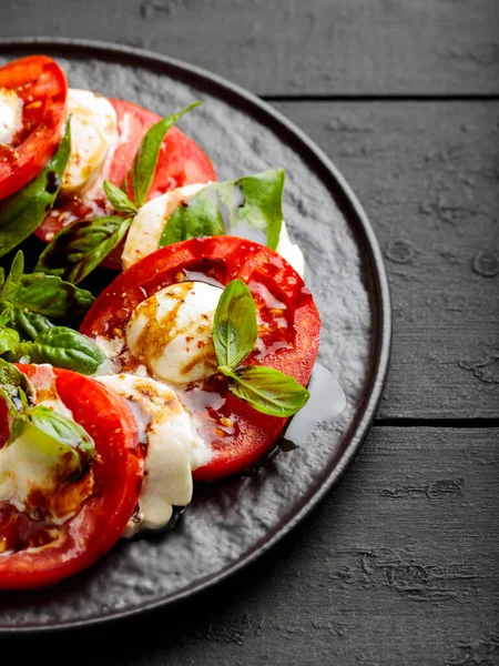 Délicieuse Salade Caprese Aux Tomates Mûres Fromage Mozzarella Feuilles Basilic — Photo