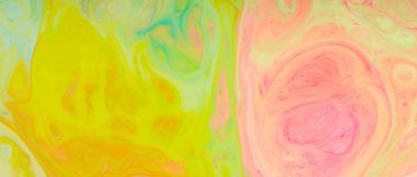 Mürekkep Girdapları ve Renkli Lekeler: Bulanık Arkaplanda Sıvı Sanat Fantezisi