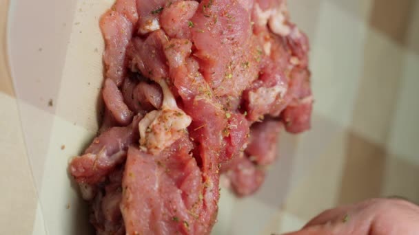 Rohes Schweinefleisch Von Hand Marinieren Küchentisch Großaufnahme Vertikales Video — Stockvideo