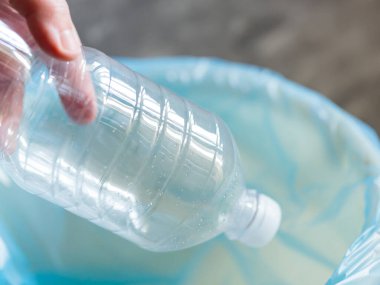 Eko-Farkındalık - Çöp Kutusundan İnsanın Elinin Geri Dönüşümü