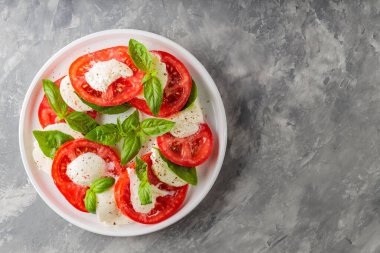 Beyaz Tabakta Taze Domatesler ve Mozzarella içeren Savory Caprese Salatası. Boşluğu Kopyala