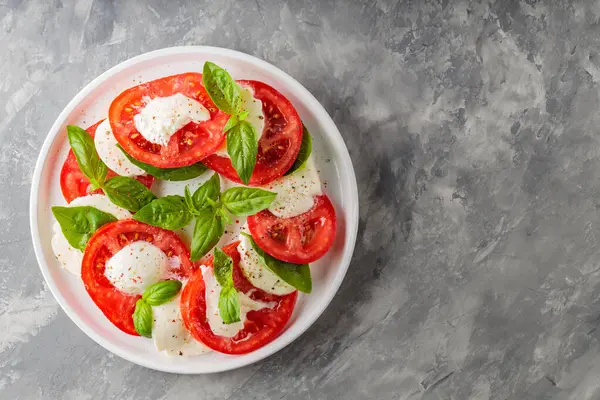 Salada Caprese Salgada Com Tomates Frescos Mussarela Placa Branca Espaço — Fotografia de Stock
