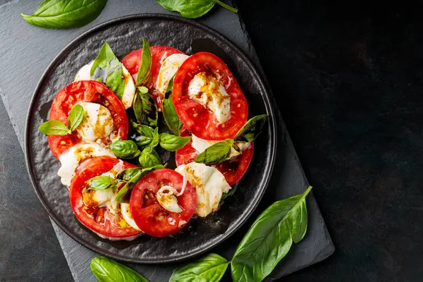 Salade Caprese Italienne Avec Mozzarella Tomates Basilic Sur Planche Ardoise — Photo