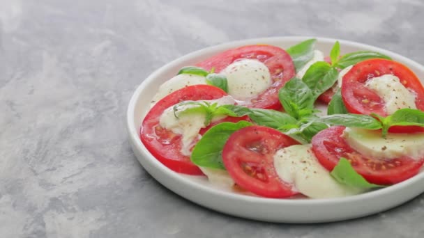 Salada Caprese Italiana Prato Branco Panning Câmera Tiro — Vídeo de Stock