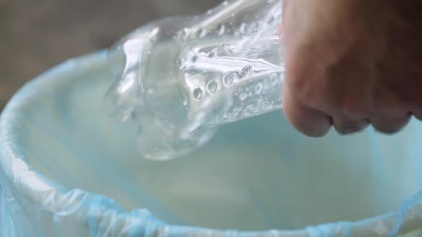 Утилізація Пластикової Пляшки Крупним Планом — стокове відео