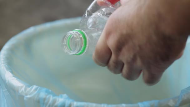 プラスチックボトルを分解する クローズアップ絞り — ストック動画