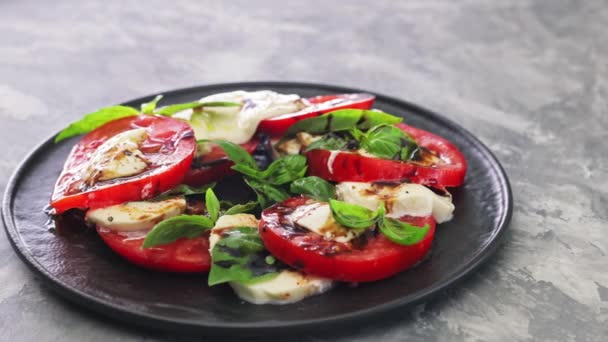 Salada Caprese Italiana Com Tomate Mussarela Manjericão Prato Preto Panning — Vídeo de Stock