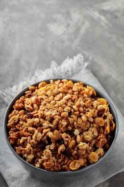 Çarşaf peçetesinde Rustik Granola Kahvaltısı. Üst Görünüm