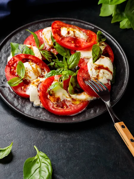 Ensalada Caprese Rodajas Tomate Mozzarella Con Hojas Albahaca Con Tenedor —  Fotos de Stock