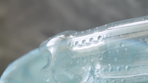 Отбрасывание Пластиковой Бутылки Мусор Крупным Планом — стоковое видео