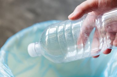 Sürdürülebilir Hareketler - Geri Dönüşüm Kutusunun Üzerinde Plastik Şişe Tutma