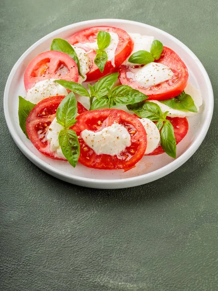Salade Caprese Italienne Fraîche Avec Mozzarella Tomates Sur Assiette Blanche — Photo