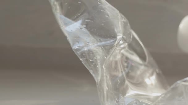Garrafa Plástico Espremida Peitoril Janela Conceito Reciclagem — Vídeo de Stock