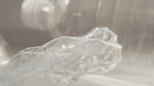 Вичавлена Пластикова Пляшка Підвіконні Концепція Переробки — стокове відео