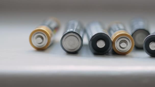 バッテリーの使い捨て クローズアップ使用バッテリー — ストック動画