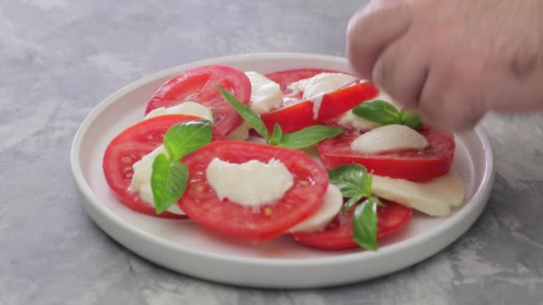 Mão Homem Coloca Folhas Manjericão Salada Caprese Preparação Salada Caprese — Vídeo de Stock