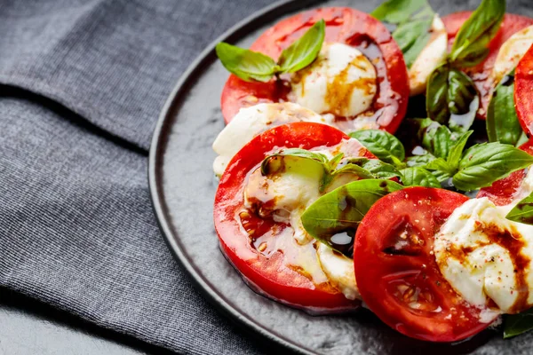 Prato Salada Caprese Clássica Saudável Com Tomate Maduro Queijo Mussarela — Fotografia de Stock