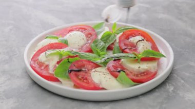 Caprese Salatası 'na serpiştirilmiş balzamik sirke. İtalyan Caprese Salatası Hazırlama