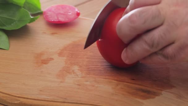 Krájení Rajčatových Kroužků Detailní Záběr Dřevěnou Řezací Desku — Stock video