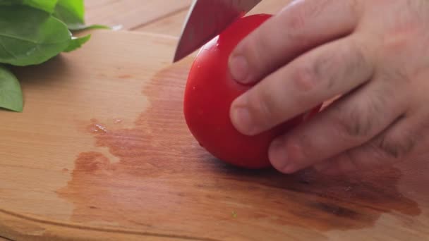Krájení Rajčatových Kroužků Detailní Záběr Dřevěnou Řezací Desku — Stock video