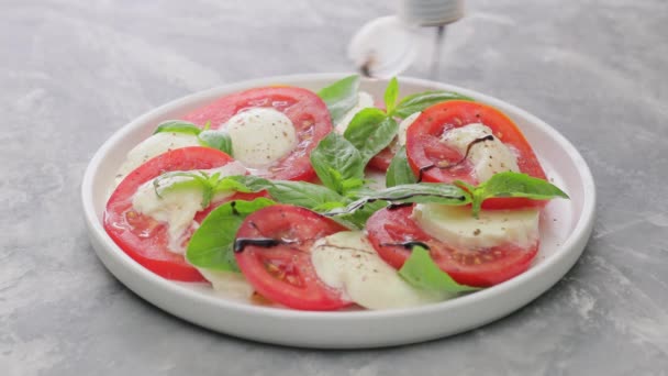 Drizzle Vinagre Balsâmico Salada Caprese Preparação Salada Caprese Italiana — Vídeo de Stock