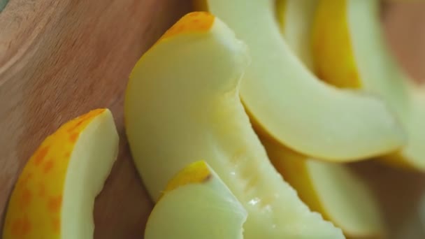 Scheiben Reife Und Saftige Gelbe Melone Auf Holzbrett Vertikales Video — Stockvideo