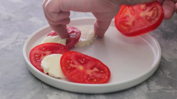 カペラサラダの準備 クローズアップトマトとモザレラ — ストック動画