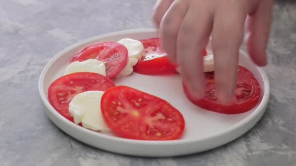 Caprese Salad的制作 特写镜头Tomato和Mozzarella — 图库视频影像