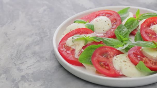 Ensalada Caprese Italiana Con Tomates Mozzarella Albahaca Cámara Panorámica — Vídeos de Stock
