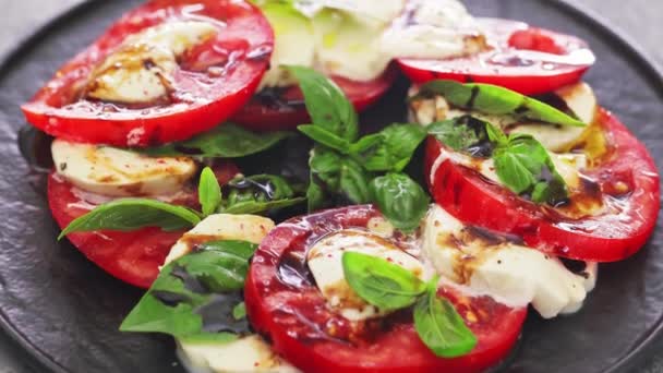 Salade Caprese Italienne Aux Tomates Tranchées Fromage Mozzarella Basilic Sur — Video