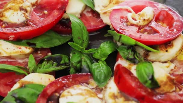 Salada Caprese Prato Preto Salada Tomate Com Mussarela Folhas Manjericão — Vídeo de Stock