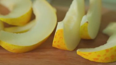 Tahtada sarı kavun dilimleri var. Kapat.