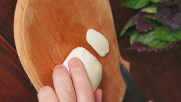 Zbliżenie Człowieka Cięcia Mozzarelli Drewnianej Desce Krojenia Proces Gotowania Kuchni — Wideo stockowe