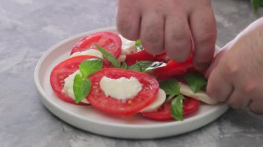Caprese Salatasına Basil Ekleniyor: Yakın plan