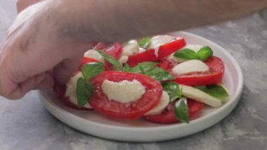 Caprese Salatasına Basil Ekleniyor: Yakın plan