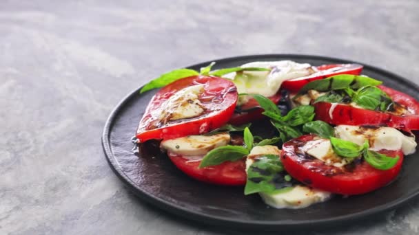 Caprese Salade Met Verse Ingrediënten Grijze Achtergrond Camera Pan — Stockvideo