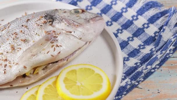 Roher Dorado Fisch Mit Zitrone Und Mit Kümmel Auf Weißem — Stockvideo