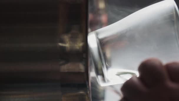 Omul Toarnă Vin Fiert Ceașcă Din Cratiță Sticlă Aproape Băutură — Videoclip de stoc