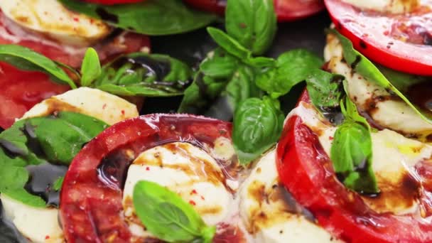 Salada Caprese Italiana Com Tomate Fatiado Queijo Mussarela Manjericão Vinagre — Vídeo de Stock