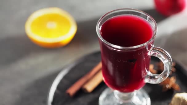Pahar Vin Fiert Ingrediente Farfurie Neagră Băutură Fiertă Sezonieră Fotografierea — Videoclip de stoc