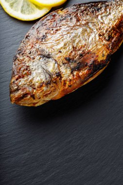 Tahta tahtada fırında Dorado balığı dilimleri. Boşluğu kopyala